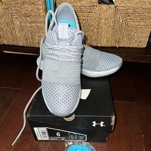Under Armour women’s size 6